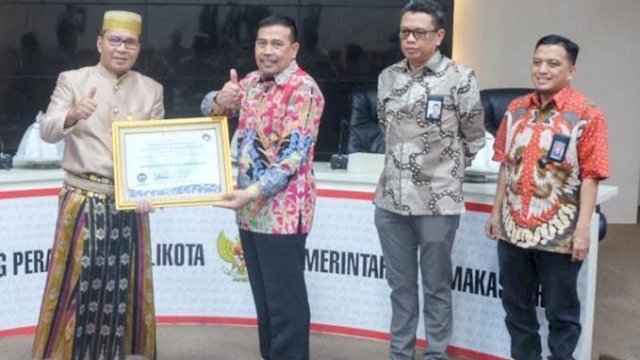 Pemerintah Kota Makassar meraih dari Ombudsman RI penghargaan yang diserahkan secara langsung oleh Ketua Ombudsman RI, Mokhammad Najih, dan diterima Wali Kota Makassar, Danny Pomanto di ruang Sipakalebbi, Kamis (16/02/2023).