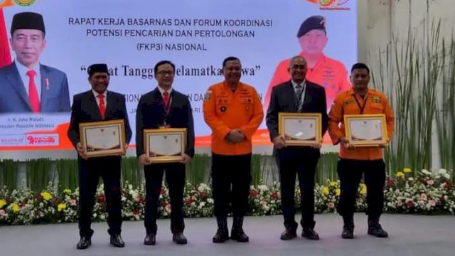 Kepala Basarnas Marsekal madya TNI Henri Alfiandi, memberikan penghargaan untuk Gubernur Sulsel yang diwakili oleh Kepala BPBD Sulsel, Amson Padolo pada Rapat Kerja dan Forum Koordinasi Potensi Pencarian dan Pertolongan (FKP3) 2023 yang diadakan di Jakarta, Kamis, 16 Februari 2023.