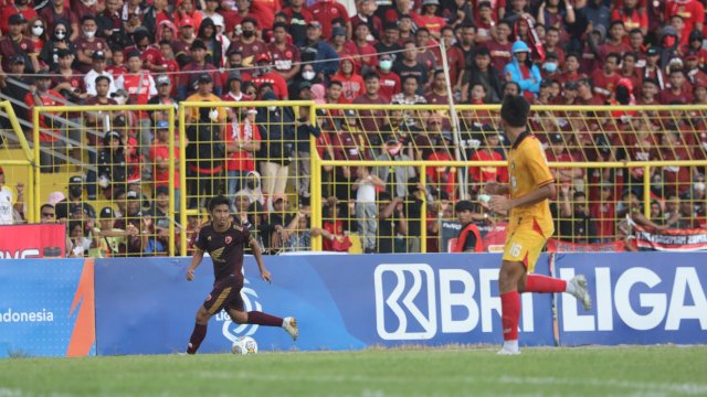 Ribuan suporter PSM Makassar menyaksikan kemenangan tim kebanggaannya 2-1 dari Persik Kediri, dalam duel pekan 25 Liga 1 2022-2023 di Gelora BJ Habibie, Parepare, Sulsel, Minggu (19/2/2023). (foto: Official PSM) 