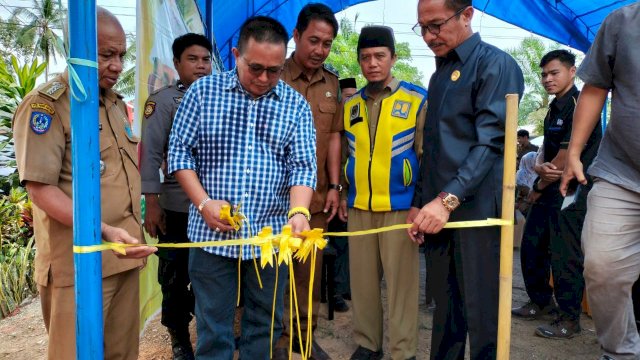 Anggota Komsi V DPR RI Muhammad Fauzi meresmikan langsung Infrastruktur Berbasis Masyarakat (IBM) PAMSIMAS di Desa Minanga Tallu Kecamatan Sukamaju.