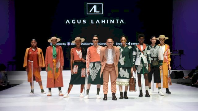 Kain Karawo karya Agus Lahinta tampil perdana di pembukaan Indonesia Fashion Week 2023. Karya karyanya ditampilkan oleh model ibu kota dengan rincian delapan busana perempuan dan dua busana pria.