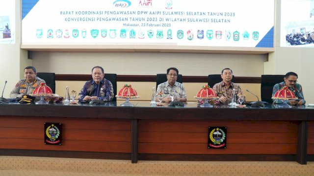 Penjabat Sekertaris Daerah (Sekda) Provinsi Sulsel, Andi Aslam Patonangi, membuka Rapat Koordinasi Pengawasan Dewan Pengurus Wilayah (DPW) Asosiasi Auditor Intern Pemerintah Indonesia (AAIPI) Sulsel 2023, di Ruang Rapat Pimpinan Kantor Gubernur, Kamis (23/2/2023). 