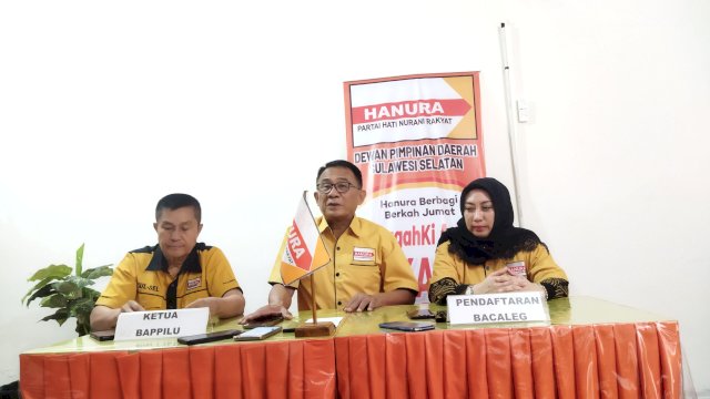 Pengurus DPD Hanura Sulsel memperkenalkan salah satu bakal calon anggota legislatifnya yang akan bertarung pada Pileg 2024 mendatang.