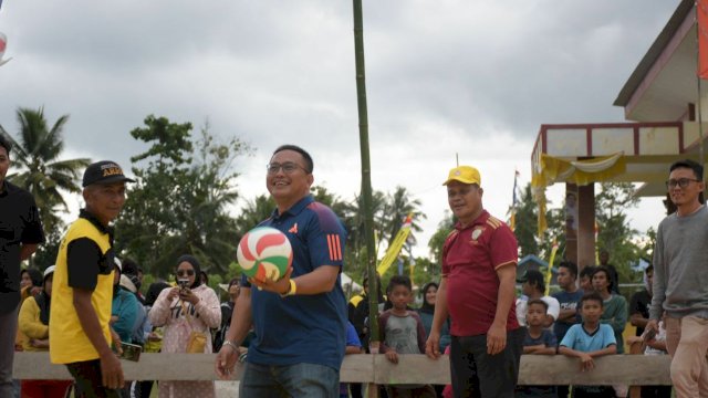 33 tim voli putra dan putri se-Luwu Utara ambil bagian dalam ajang turnamen Voli Muhammad Fauzi Cup II yang diselenggarakan di Desa Mulyorejo, Kecamatan Sukamaju Selatan, Luwu Utara.