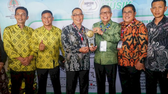 Wali Kita Parepare, Taufan Pawe (TP) menerima penghargaan Piala Adipura 2022, di Jakarta, pada Selasa (28/2/2023).