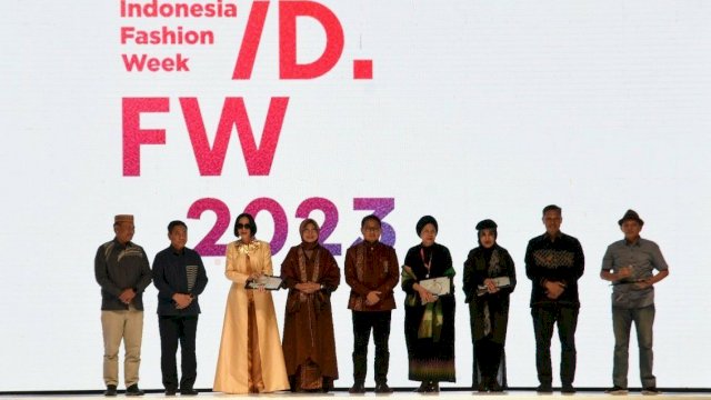 Penjabat Gubernur Gorontalo Hamka Hendra Noer didampingi istri Gamaria Purnamawati Monoarfa foto bersama Ketua Umum dan Pengurus APPMI di sela-sela penutupan IFW 2023 bertempat di JCC, Minggu (26/2/2023).