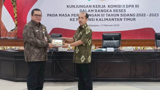 Rombongan Komisi II Dewan Perwakilan Rakyat (DPR) RI diterima Gubernur Kalimantan Timur (Kaltim) yang diwakili Staf Ahli Bidang Sumber Daya Alam, Perekonomian Daerah dan Kesejahteraan Rakyat, Christianus Benny, Jumat (17/02/2023), di Ruang Rapat Walikota Balikpapan.