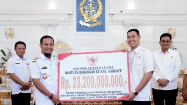 Gubernur Sulawesi Selatan saat menyerahkan bantuan keuangan senilai Rp 23,2 miliar untuk Pemkab Pangkep yang diterima langsung Bupati Pangkep Muhammad Yusran Lalogau, di Rujab Gubernur Sulsel, Rabu (1/2/2023).
