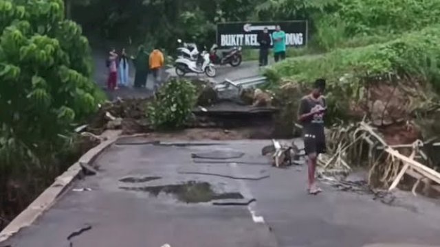 Kondisi jembatan di Jl Kelapa Gading, Parepare yang terputus akibat diterjang banjir dan tanah longsor pada Rabu malam (1/2/2023). Sumber: Ig/@parepareinfo