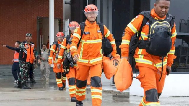 Sebanyak 47 personil Basarnas yang tergabung dalam MUSAR Team dilepas pemerintah RI di Lanud Halim Perdanakusuma Jakarta pada Sabtu (11/2/2023), untuk diberangkatkan ke Turki guna membantu korban bencana gempa. (foto: BNPB Indonesia)