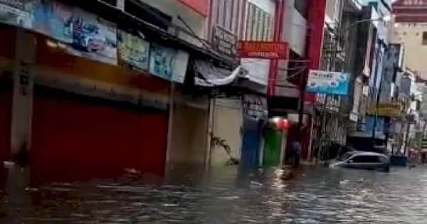 Kota Makassar Dikepung Banjir, Sejumlah Kawasan Terendam Air 