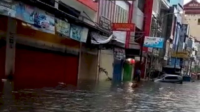 Penampakan banjir di Jl Sulawesi, Kota Makassar, Senin (13/2/2023). (foto: Ist)