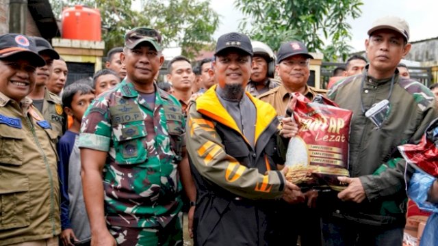 Gubernur Sulsel Andi Sudirman Sulaiman saat mengunjungi korban banjir di Jalan Mula Baru, Kelurahan Parangloe dan Kelurahan Bira, Kecamatan Tamalanrea, Kota Makassar, Senin (13/2/2023). 