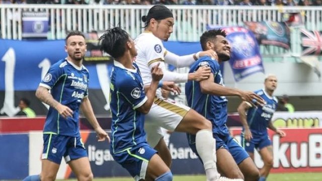 Kenzo Nambu saat dikepung pemain Persib Bandung dalam duel pekan 24 Liga 1 2022-2023 di Stadion Pakansari, Bogor, Jawa Barat, Selasa (14/2/2023). (foto: Official PSM)