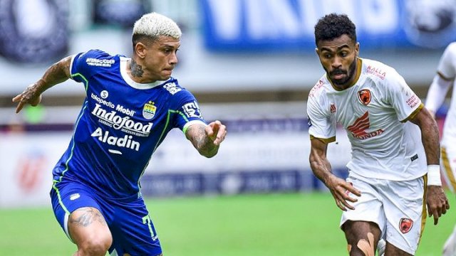 Ciri Alves dite.pel ketat Yance Sayuri dalam duel Persib Bandung vs PSM Makassar di pekan 24 Liga 1 2022-2023 di Stadion Pakansari, Bogor, yang berakhir 1-2 untuk PSM, Selasa (14/2/2023). (foto: Official Persib Bandung)