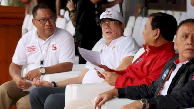 Dokumentasi pribadi Fary Djemy Francis (kiri ujung) bersama Menteri Pertahanan, Prabowo Subianto dan Ketua Umum PSSI, Mochamad Iriawan beberapa waktu lalu.