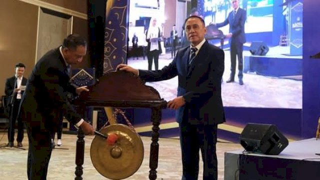 Menpora Zainuddin Amali, saat memukul gong tanda dimulainya KLB PSSI yang dilaksanakan di Hotel Shangri La, Jakarta, Kamis (16/2/2023). 