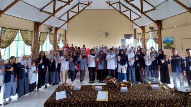 Forum Anak Kabupaten Luwu Utara saat menggelar Sosialisasi Pencegahan Perkawinan Anak, di Aula SMAN 8 Luwu Utara, Rabu (15/2/2023). 