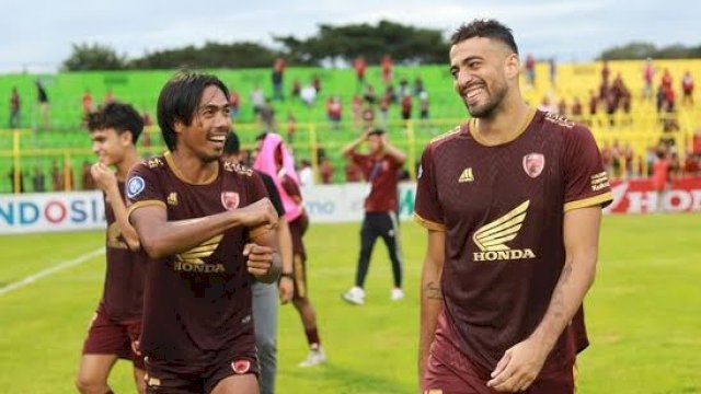 Erwin Gutawa (kiri) bersama Everton Nascimento (kanan) usai PSM Makassar melawan Barito Putera beberapa waktu lalu di Stadion BJ Habibie, Parepare. (Foto: Dok. Pribadi Erwin Gutawa)