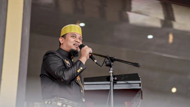 Gubernur Sulawesi Selatan, Andi Sudirman Sulaiman saat menghadiri 17 Tahun Belopa sebagai Ibukota Kabupaten Luwu di Lapangan Andi Djemma, Kabupaten Luwu, Kamis (16/2/2023).