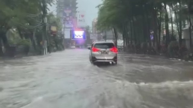 Kondisi banjir dikawasan pesisi Makassar tepatnya di Pantai Losari, pada 13 Februari 2023 lalu. 