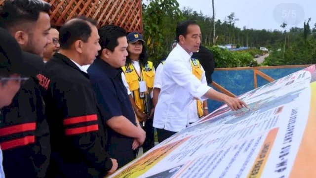 Presiden Jokowi saat meninjau Kawasan 1B, Ibu Kota Nusantara, Kabupaten Penajam Paser Utara, pada Jumat (24/2/2023).