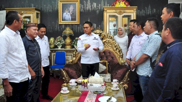 Penjagub Gorontalo, Hamka Hendra Noer berbincang dengan Ketua Komisi III DPRD Pohuwato dan tim percepatan WPR di aula rumah jabatan Wakil Gubernur Gorontalo, Rabu (1/2/2023).