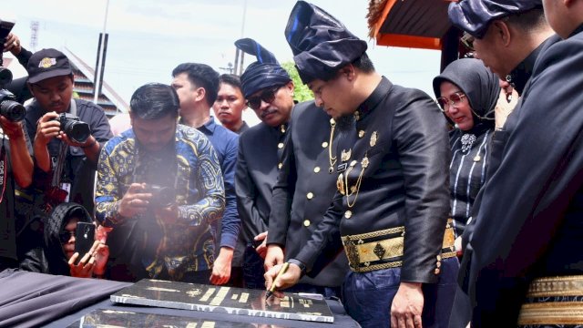 Gubernur Sulawesi Selatan, Andi Sudirman Sulaiman meresmikan jalan ruas Batu Tongkarayya - Goa Passea, di Desa Lembanna, Kecamatan Bonto Bahari, Kabupaten Bulukumba. Peresmian itu ditandai dengan penandatanganan prasasti oleh Gubernur Sulsel pada 63 Tahun Kabupaten Bulukumba, Sabtu (4/2/2023).