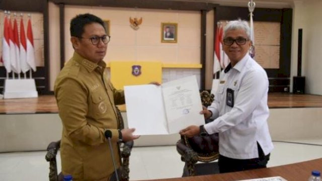 Penyerahan surat tugas pelaksanaan pemeriksaan LKPD TA 2022, oleh Kepala BPK RI perwakilan Provinsi Gorontalo Ahmad Luthfi Rahmatullah kepada Penjabat Gubernur Gorontalo Hamka Hendra Noer, Senin (6/2/2023) di Aula Rujab Gubernur.