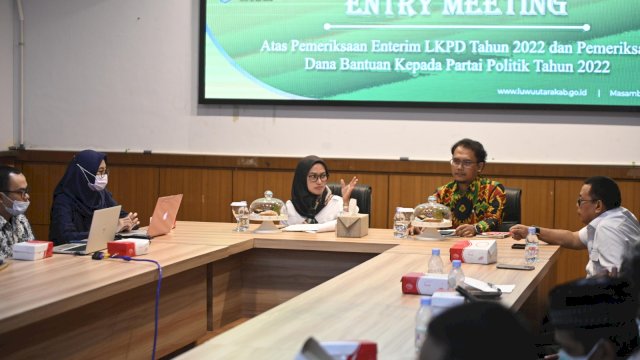 Bupati Luwu Utara Indah Putri Indriani meminta seluruh SKPD untuk mendukung tim pemeriksaan Entrim LKPD Tahun 2022 dan pemeriksaan dana bantuan partai politik 2022.