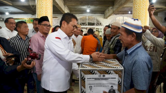 Penjabat Gubernur Gorontalo Hamka Hendra Noer menyerahkan bantuan secara simbolis kepada korban banjir di Kelurahan Ketang Baru, Kota Manado, Jumat (10/2/2023). Bantuan 600 paket disalurkan ke BPBD Manado dan warga di Kelurahan Ketang Baru, Ternate Baru dan Ternate Tanjung.