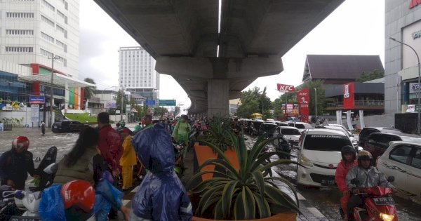 Kisah Pengedara yang Terjebak Banjir di Pettarani Sejak Pagi, Ada yang Ingin ke RS dan Pergi Kerja