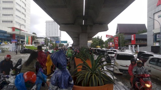 Banjir mengepung Kota Makassar. Nyaris tak ada tempat di Kota Daeng, julukan Kota Makassar, yang tidak teraliri luapan air akibat hujan lebat yang melanda sejak Senin (13/2/2023) dini hari.