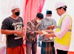Undang Warga yang Demo Tol Semarang-Demak, Presiden Jokowi Serahkan Amplop Coklat