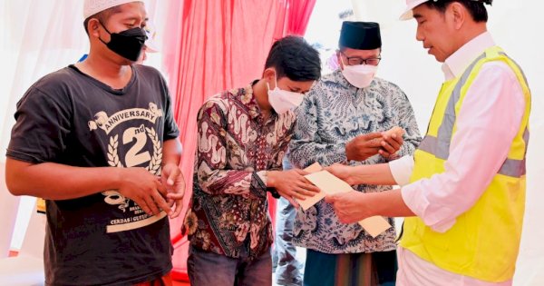 Undang Warga yang Demo Tol Semarang-Demak, Presiden Jokowi Serahkan Amplop Coklat