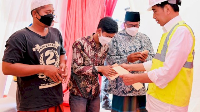 Presiden Jokowi menyerahkan amplop coklat kepada 3 perwakilan warga yang sempat diajak berdiskusi lantaran berdemo terkait peresmian Tol Semarang-Demak. (Dok Setpres) 