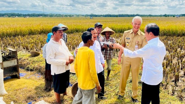 Presiden Joko Widodo usai menyaksikan panen raya padi, di Kebumen, Provinsi Jawa Tengah, Kamis (9/3/2023).