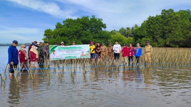 Dinas Kelautan dan Perikanan Sulawesi Selatan melalui Cabang Dinas Kelautan Wilayah Selatan melakukan penanaman Mangrove di 2 lokasi yakni di Pesisir Kabupaten Bulukumba dan Pesisir Kabupaten Jeneponto, Selasa (21/3/2023). 