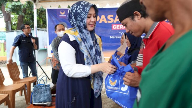 Safari Ramadan, Fatmawati Rusdi Bersama Partai NasDem Gelar Pasar Murah