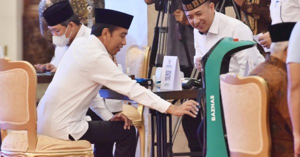 Presiden Jokowi Salurkan Zakat ke Baznas: Serahkan ke Orang yang Tepat!