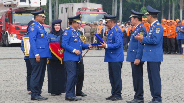 Wali Kota Makassar Moh Ramdhan Pomanto meraih penghargaan Kepala Daerah Terfavorit yang Peduli Terhadap Upaya Pencegahan dan Penyelamatan Kebakaran dalam HUT Damkar ke-104 tahun pada 2023 ini yang diterima Kadis Pemadam Kebakaran (Damkar) Kota Makassar, Hasanuddin di Peringatan HUT ke - 104 Tahun Damkar, Rabu, (1/03/2023).