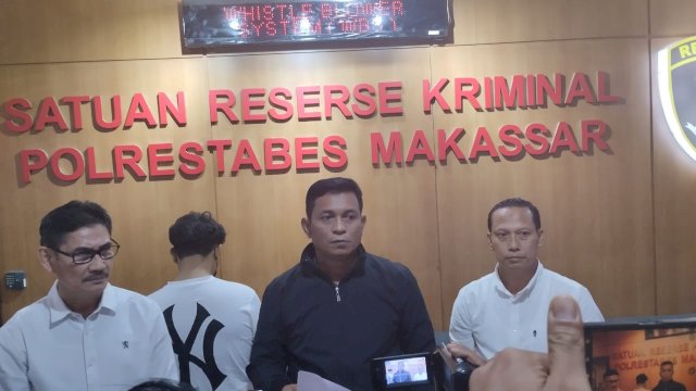 Kasat Reskrim AKBP Ridwan Jason Maruli Hutagaol didampingi jajarannya saat menggelar Press Release di Mapolrestabes Makassar, Rabu (1/3/2023) malam.