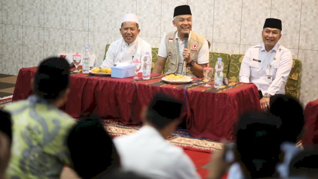 Gubernur Jawa Tengah Ganjar Pranowo menyerahkan bantuan Pembangkit Listrik Tenaga Surya ( PLTS ) Rooftop senilai Rp 60 juta untuk Pondok Pesantren Darul Falah Jekulo, Kabupaten Kudus, Jumat (3/3/2023). 