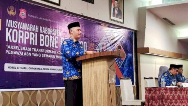 Wakil Ketua Dewan Pengurus Korpri Provinsi Gorontalo Rifli Katili memberikan sambutan pada Musyawarah Kabupaten (Muskab) Korps Pegawai Republik Indonesia (Korpri) Bone Bolango bertempat di Hotel Citymall Gorontalo, (Senin 6/3/2023).