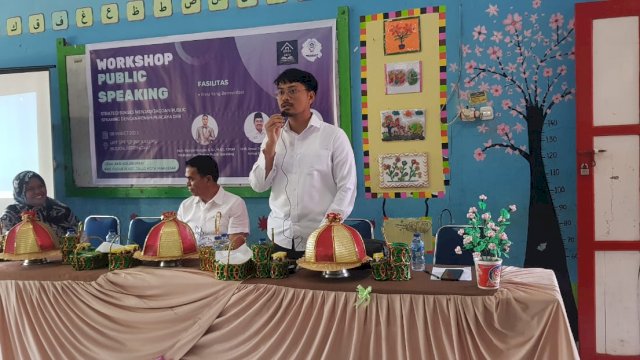 Founder Makassar Siap Sekolah, dr. Udin Malik saat menjadi narasumber Workshop Public Speaking, Rabu (8/3/23).