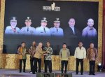 Bersama Gubernur Jawa Timur, Taufan Pawe Didaulat Kepala Daerah Terbaik Versi OMG