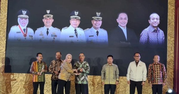 Bersama Gubernur Jawa Timur, Taufan Pawe Didaulat Kepala Daerah Terbaik Versi OMG