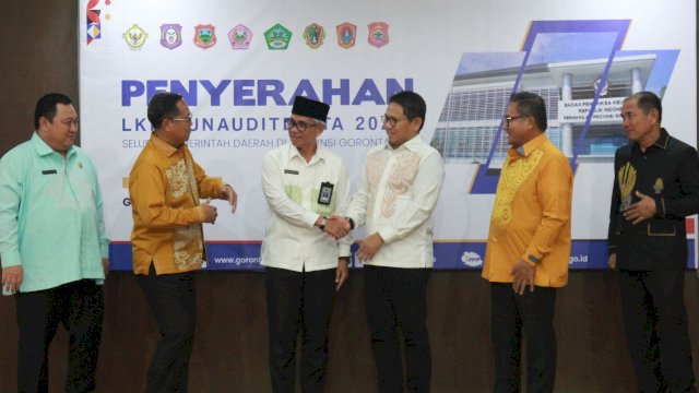 Penjagub Hamka Hendra Noer (kanan), menyerahkan LKPD audited tahun anggaran 2022 kepada Kepala BPK Perwakilan Gorontalo, Ahmad Luthfi H. Rahmatullah, di auditorium BPK Gorontalo, Jumat (10/3/2023). 