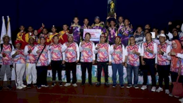 Penjabat Gubernur Gorontalo Hamka Hendra Noer bersama para pemenang dan panitia Turnamen Gateball Gubernur Gorontalo Cup II Tahun 2023 yang berlangsung di Gelanggang Remaja Kota Gorontalo, Minggu (12/3/2023). 