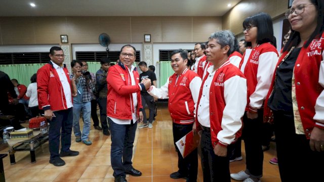 Ketua Ikatan Keluarga Alumni (IKA) Unhas Wilayah Sulsel Moh Ramdhan Pomanto saat menghadiri sekaligus melantik Pengurus Daerah IKA Unhas Kabupaten Tana Toraja periode 2023-2027 di Aula Dinas Pendidikan Tana Toraja, Kamis (16/03/2023).